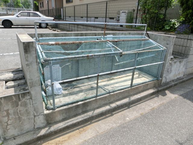 その他　敷地内の共有ゴミ置き場。