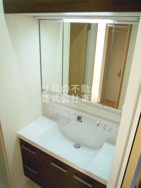 洗面設備　洗面化粧台タイプなので洗髪もできて便利ですね♪