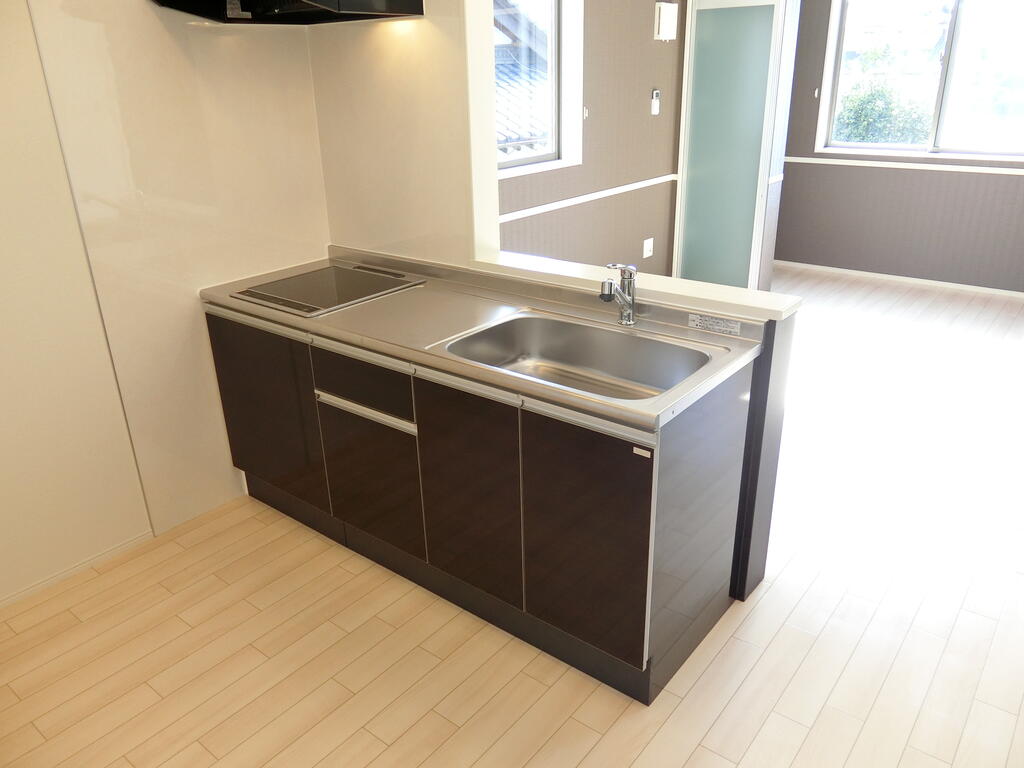 キッチン　同施工会社別物件(同タイプ間取り)の写真です。