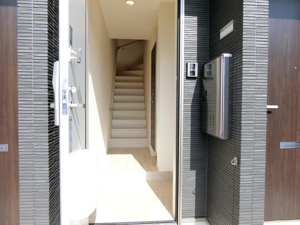 玄関　同施工会社別物件(同タイプ間取り)の写真です。