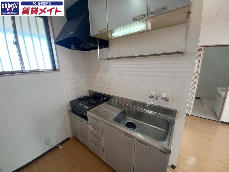 キッチン　別部屋参考写真となります。