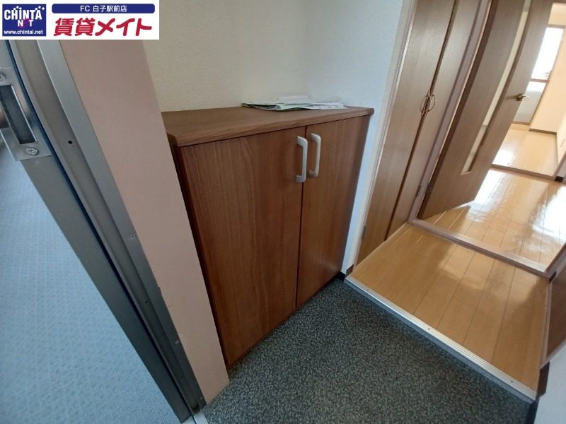 玄関　別部屋参考写真となります。