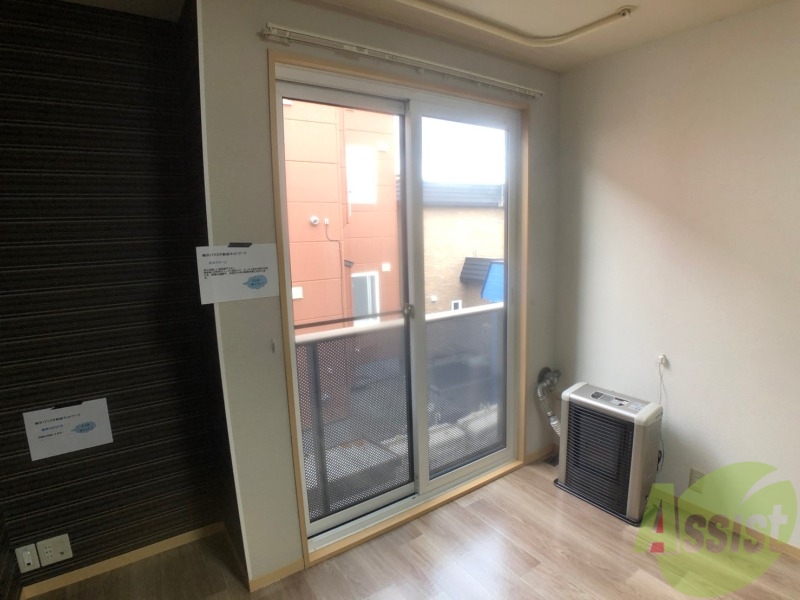 バルコニー　窓が大きいので風の通りが良さそうですね！！