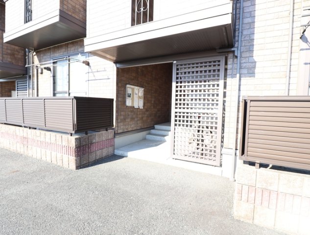 エントランス　【アイリスガーデン菰池 C棟】エントランス