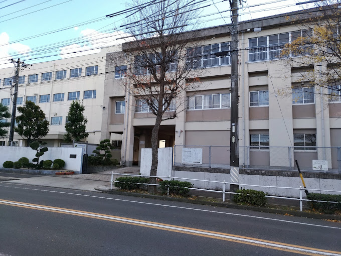 中学校　名古屋市立千鳥丘中学校（中学校）まで623m
