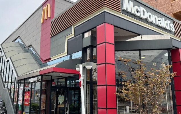 飲食店　マクドナルド 鳴海山下店（飲食店）まで728m