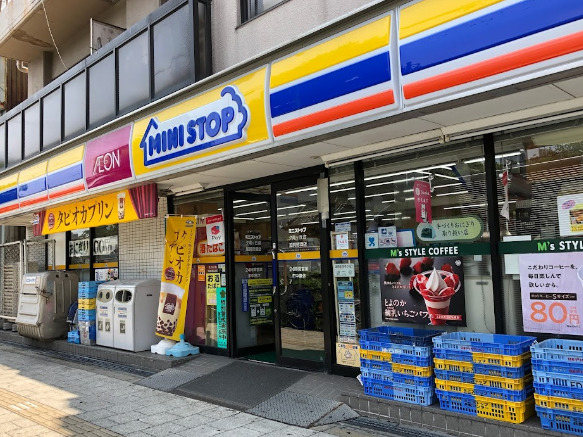 コンビニ　ミニストップ 夕陽ヶ丘店加賀徳酒店（コンビニ）まで412m