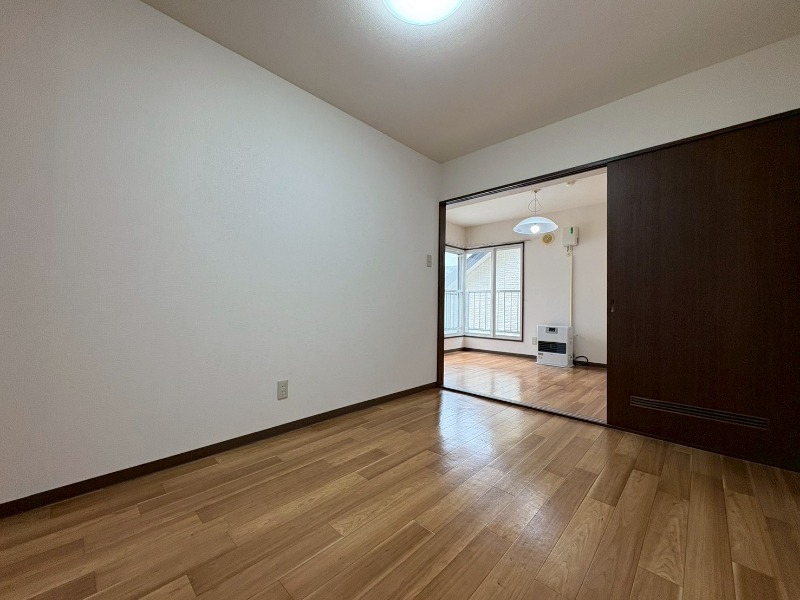 その他部屋・スペース　こちらのお部屋は光が差し込む、温かみのあるお部屋です。