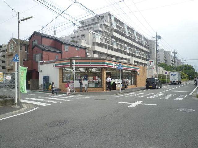 コンビニ　セブンイレブン（コンビニ）まで220m