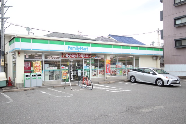 コンビニ　ファミリーマート 名東藤が丘店（コンビニ）まで200m