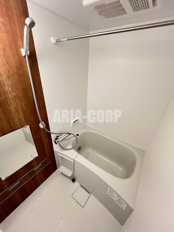 バス・シャワールーム　追焚き浴室乾燥付。カラーパネル採用でお洒落なバスルームです。