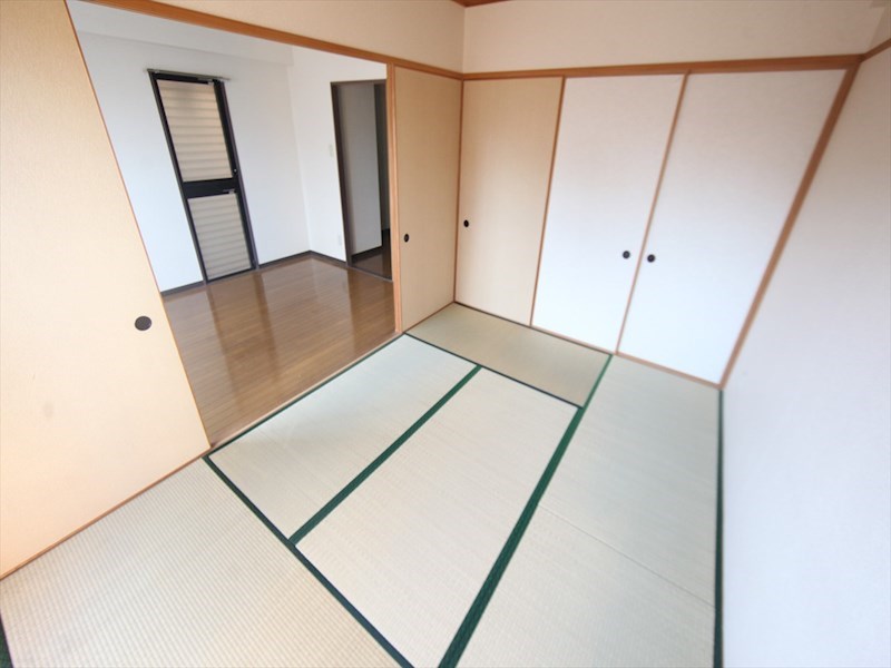 その他　和室6帖　押入れ（収納充実してます）