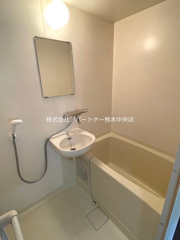バス・シャワールーム　使い易い洗面台付き☆