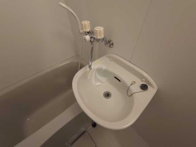 洗面設備　別部屋の参考写真になります。