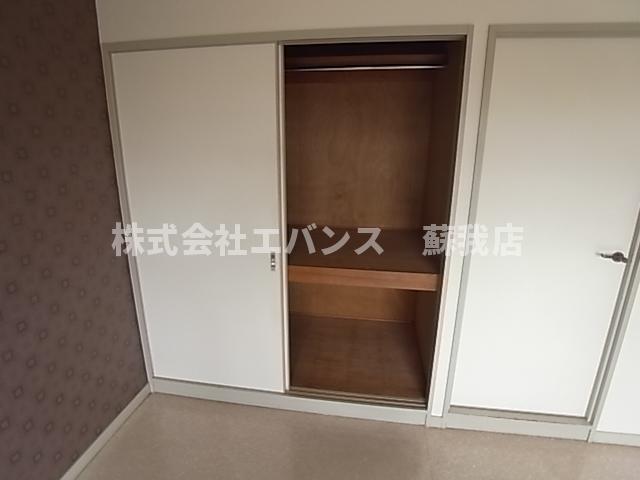 収納　十分な収納スペースの押入です