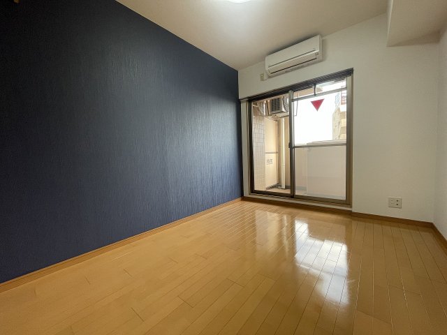 その他部屋・スペース　落ち着いた色調の寝室です