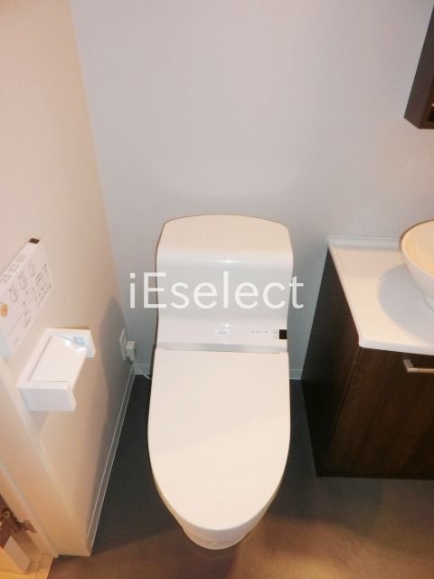 トイレ　温水洗浄機能付きのトイレです。