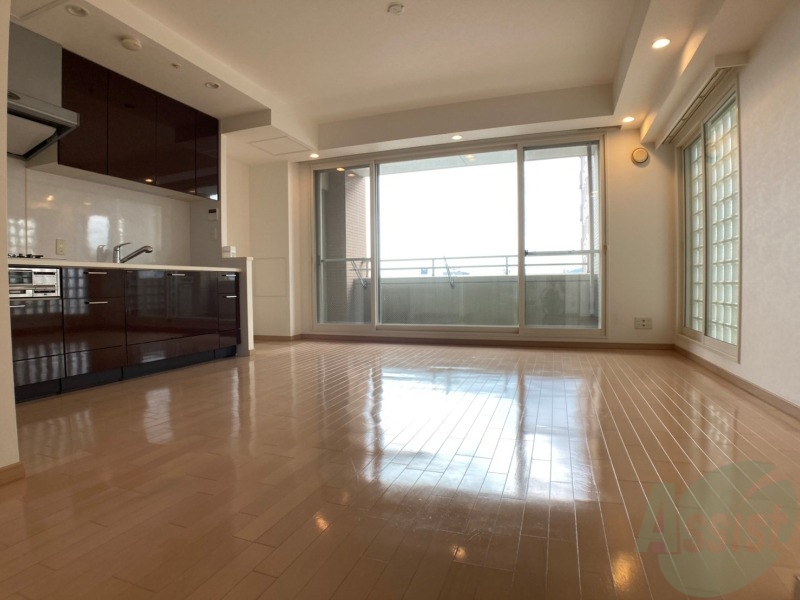 居室・リビング　広くてキレイなお部屋が広がっていて、充実した生活が送れそう。