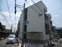 建物外観　3階建てのスマートな建物です。