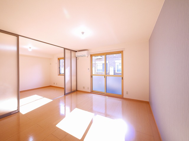 その他部屋・スペース　開放的な寝室です