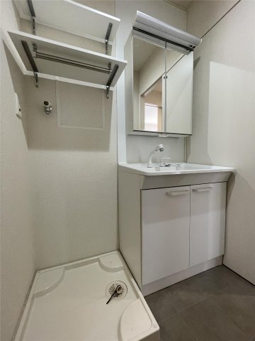 洗面設備　明るい洗面所です