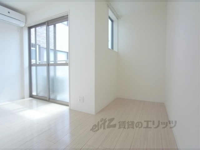 アークリード堀川寺之内の居間写真
