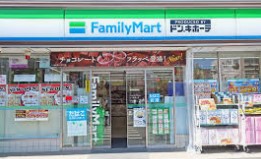 コンビニ　ファミリーマート東品川店（コンビニ）まで305m