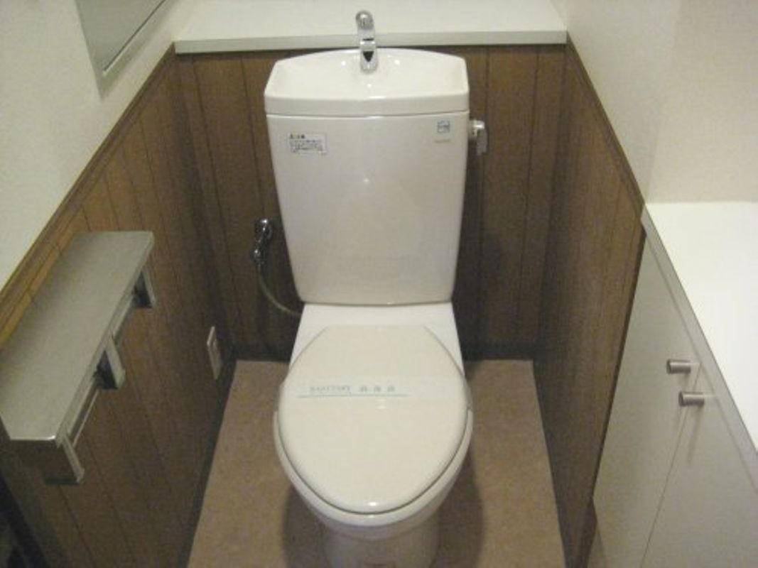 地下鉄御堂筋線 新大阪駅 徒歩10分 9階建 築25年のトイレ写真