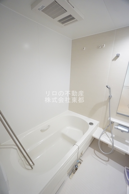 バス・シャワールーム　追焚・浴室乾燥機付快適バスルーム！便利で清潔感ある空間です