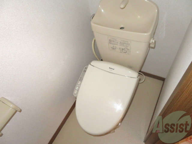 トイレ　ウォシュレット機能がついたトイレです。安心して使用できますね