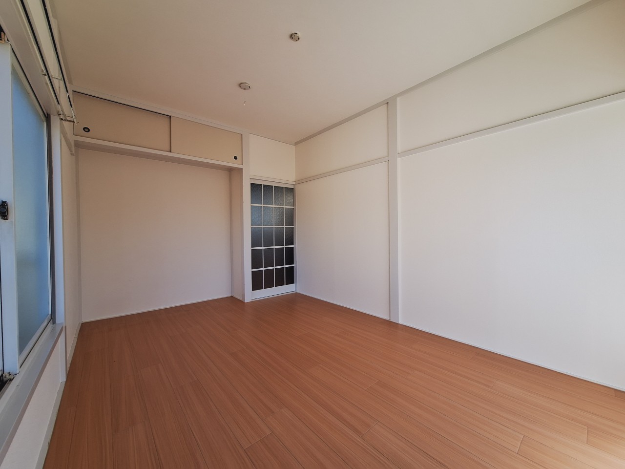 その他部屋・スペース　2面採光の洋室なので、陽当たり・通風良好です 上部に収納もあ