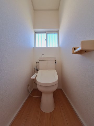 トイレ　温水洗浄機能付きのトイレです トイレにも窓があり、明るく・換
