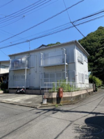 建物外観　閑静な住宅街の角地にある「ハーモニアメゾン」は陽当たり良好で