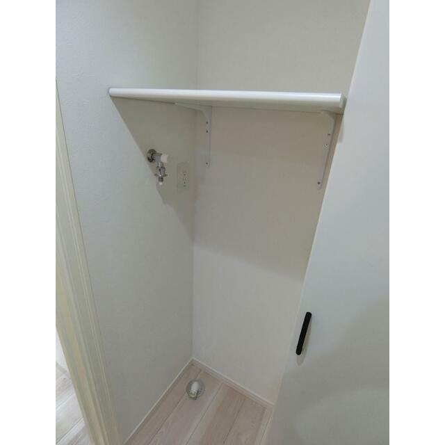 収納　室内洗濯機置き場は便利な棚付き！