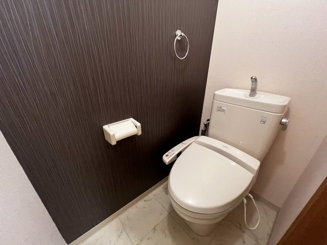 トイレ　温水洗浄便座付きのトイレです♪