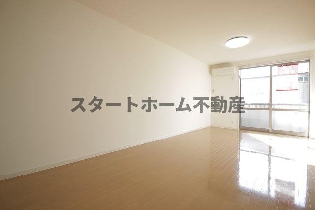 居室・リビング　こちらの居間で趣味の時間をお楽しみください