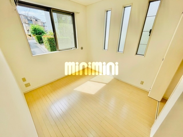 居室・リビング　４面採光の明るいお部屋。