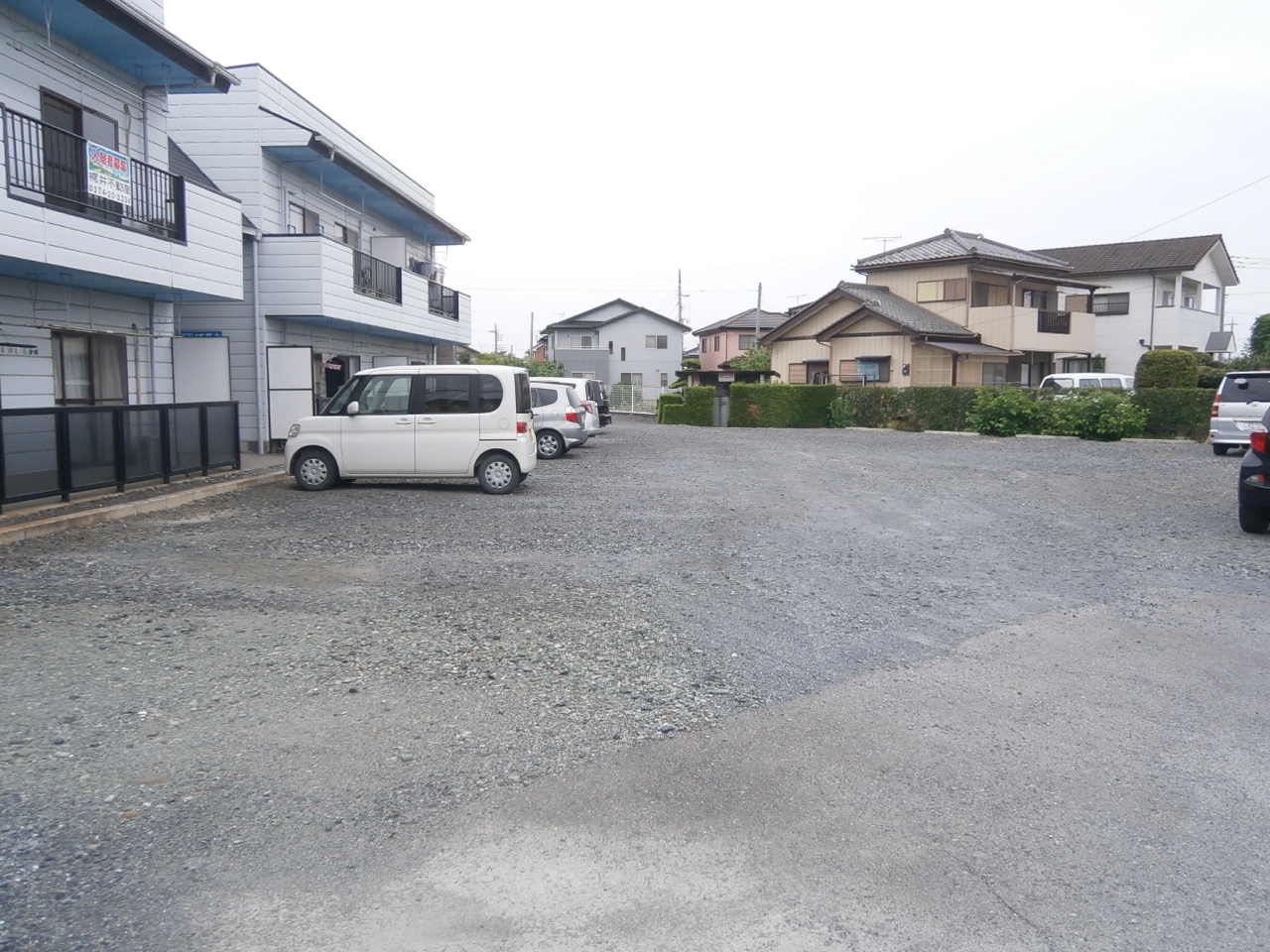 【藤岡市岡之郷のアパートの駐車場】