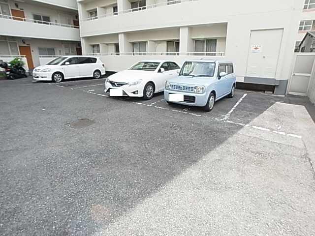 【神戸市東灘区本山南町のマンションの駐車場】