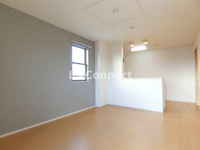 居室・リビング　１１．２帖のＬＤＫ。角部屋で２面に窓があります。