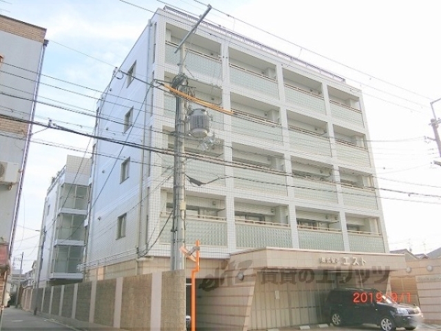 京都市南区西九条東御幸田町のマンションの建物外観