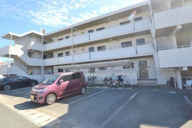 岡山市北区下中野のマンションの建物外観