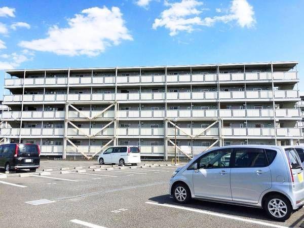 【八王子市小比企町のマンションの駐車場】