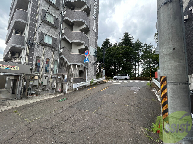 【仙台市青葉区大手町のアパートの駐車場】