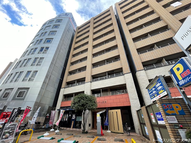 【福岡市中央区今泉のマンションの建物外観】