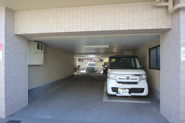 【松山市土居田町のマンションの駐車場】