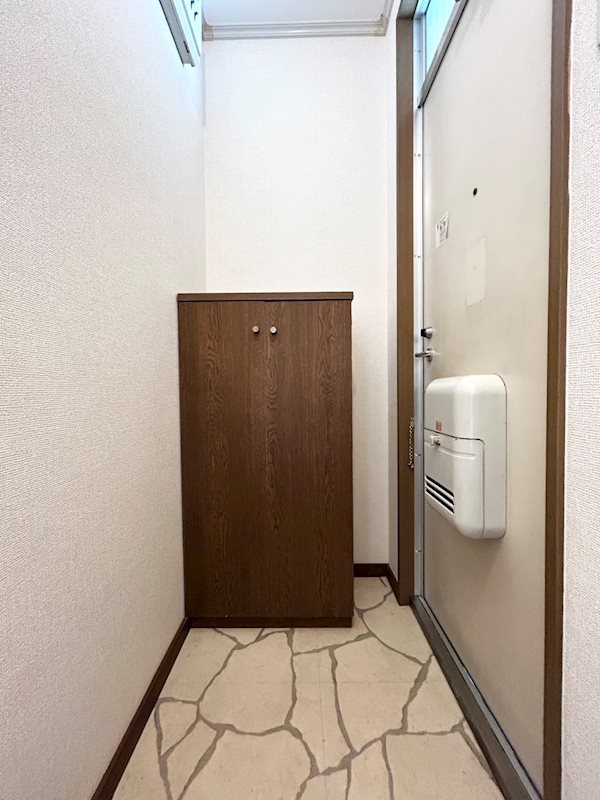 玄関　※写真は別部屋、現況を優先致します。