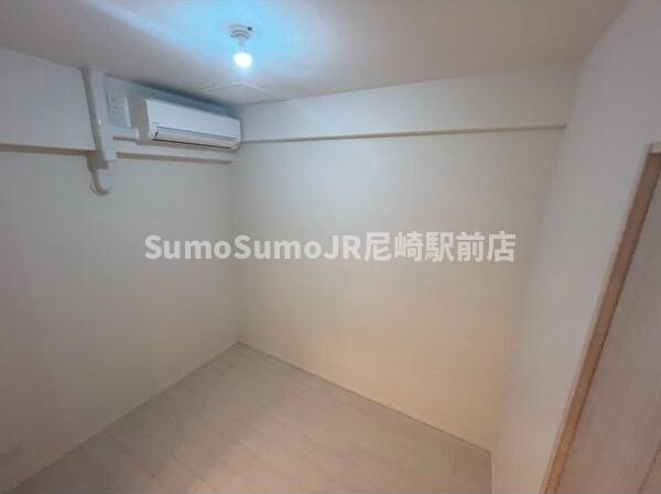 その他部屋・スペース　開放的な寝室です