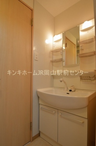 洗面設備　身だしなみを整えるのに便利な洗面台