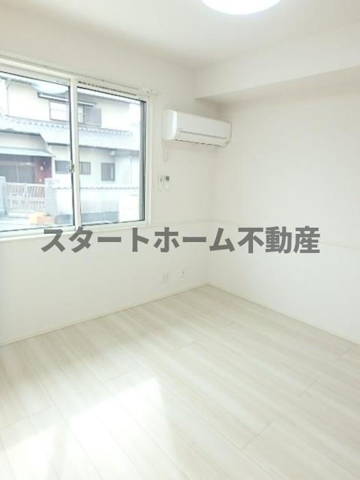 その他部屋・スペース　落ち着いた色調の寝室です